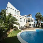 Villa Luxury With Garden, Pool And Jacuzzi By Varenso Holidays