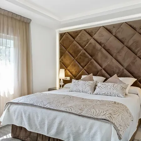 Luxury With Garden, Pool And Jacuzzi By Varenso Holidays Villa