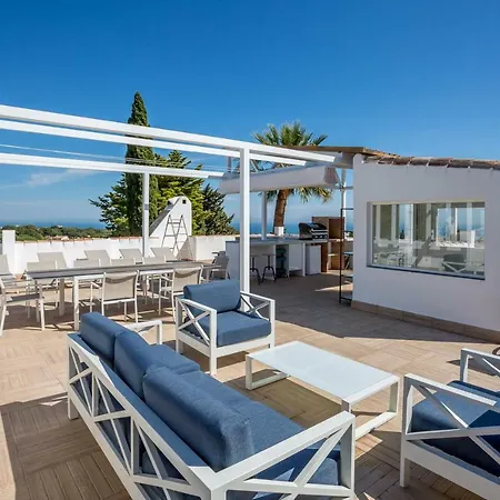 Luxury With Garden, Pool And Jacuzzi By Varenso Holidays