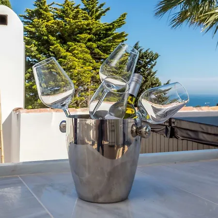 Villa Luxury With Garden, Pool And Jacuzzi By Varenso Holidays *