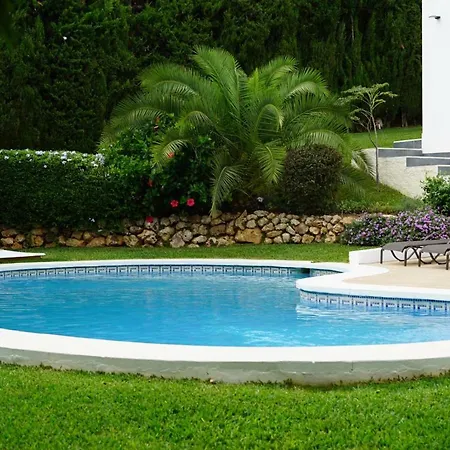 Luxury With Garden, Pool And Jacuzzi By Varenso Holidays
