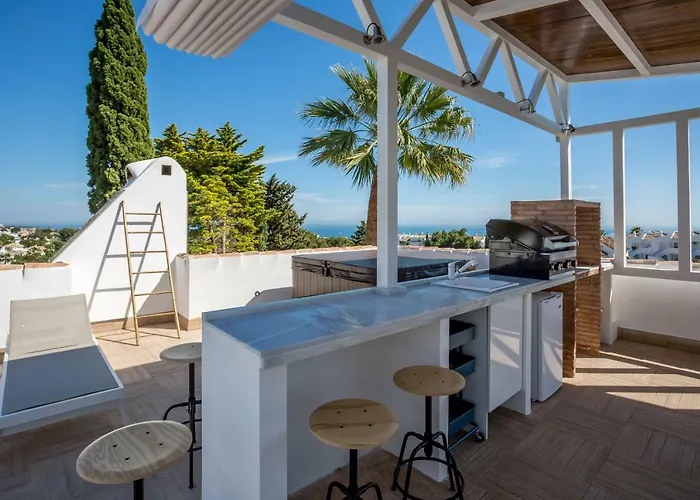 Luxury With Garden, Pool And Jacuzzi By Varenso Holidays