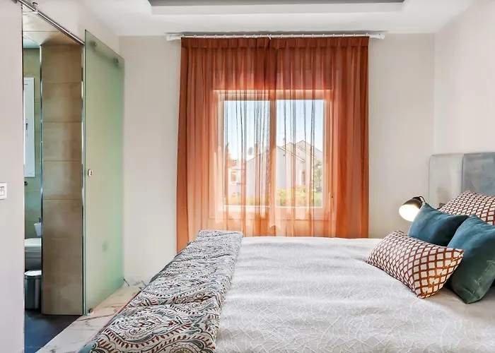 Luxury With Garden, Pool And Jacuzzi By Varenso Holidays Villa Marbella