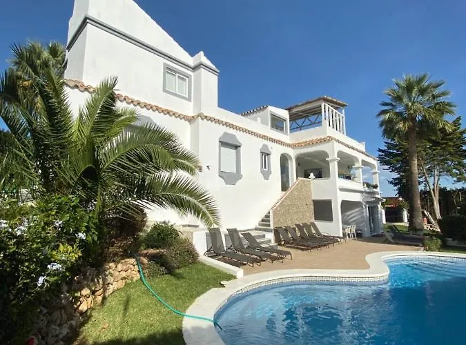 Villa Luxury With Garden, Pool And Jacuzzi By Varenso Holidays