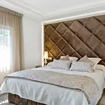 Luxury With Garden, Pool And Jacuzzi By Varenso Holidays Вілла