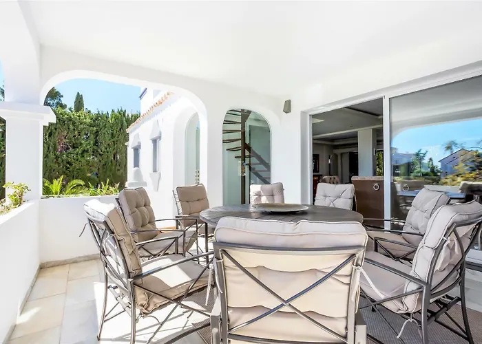 Luxury With Garden, Pool And Jacuzzi By Varenso Holidays Villa