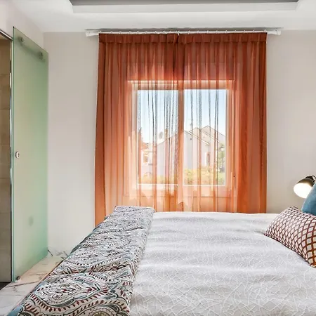 Luxury With Garden, Pool And Jacuzzi By Varenso Holidays 别墅 马尔韦利亚