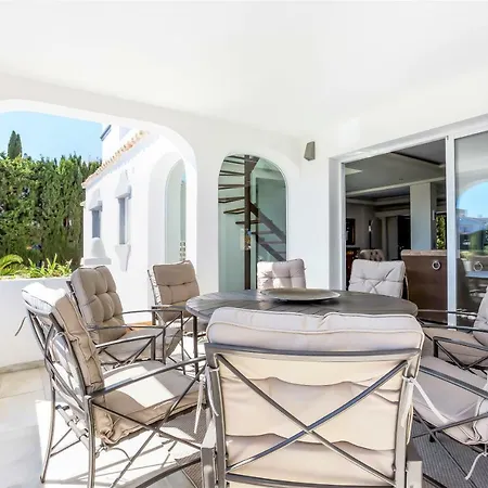 Luxury With Garden, Pool And Jacuzzi By Varenso Holidays 别墅